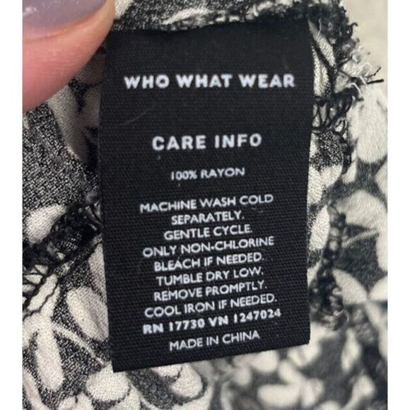 Who What Wear Romper Shorts Ruffle Black White Clover Floral Size Medium - Picture 7 of 8